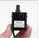 12 Volt Mini Süs Havuzu Dalgıç Su Pompası Saat/240 Litre (boy 5,5 Cm . En 3,5 Cm . Yükseklik 4,2 Cm)